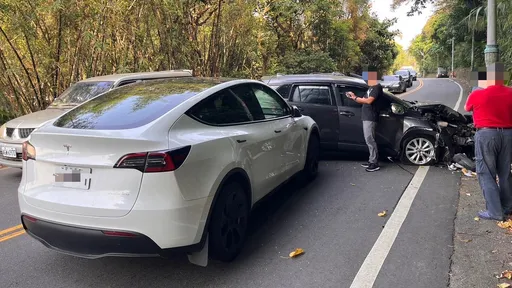 驚見新北男駕車自撞電桿 後車煞車不及!追撞車尾釀1人傷