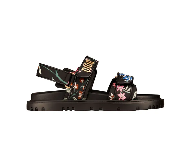 花朵圖案黑色科技布料涼鞋，4萬1000元。品牌提供