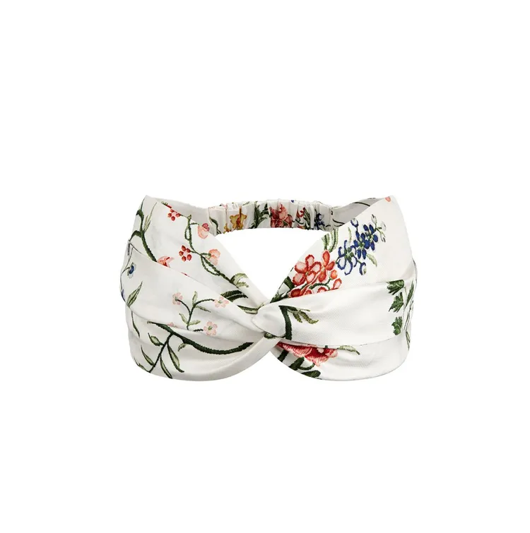 花朵圖案白色斜紋真絲髮帶，1萬4500元。品牌提供