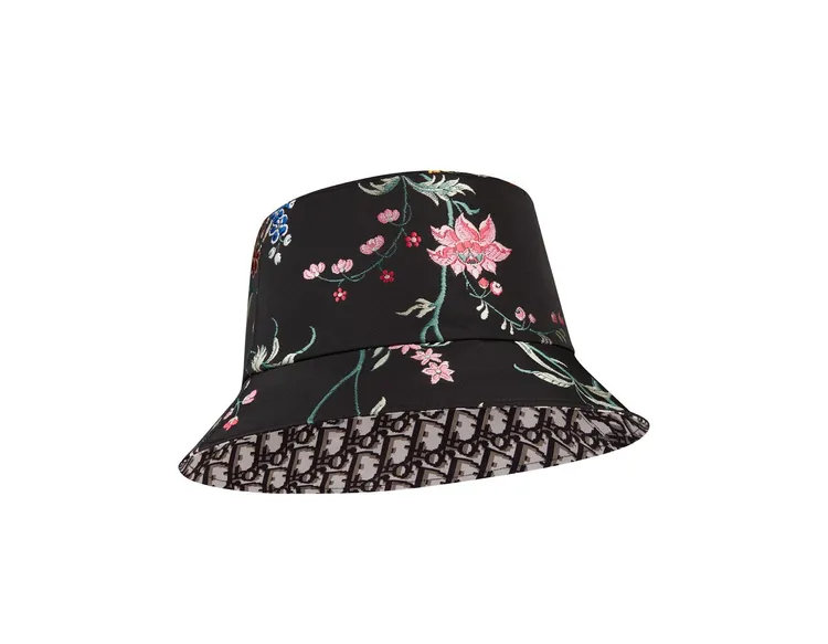 花卉刺繡圖案漁夫帽，2萬7500元。品牌提供