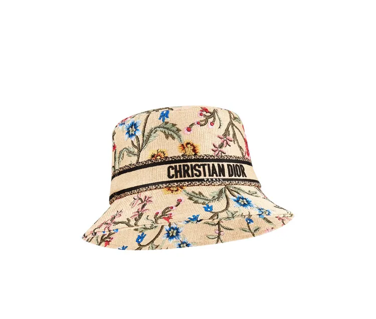 花卉刺繡圖案拉菲草漁夫帽，4萬1500元。品牌提供