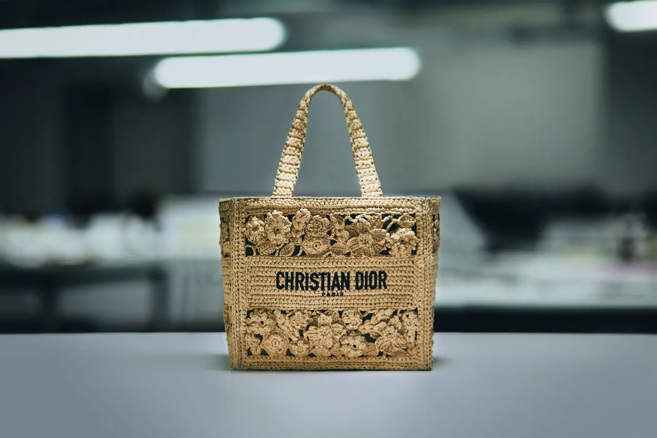 花卉刺繡拉菲草小型Book Tote托特包,6萬5000元。品牌提供