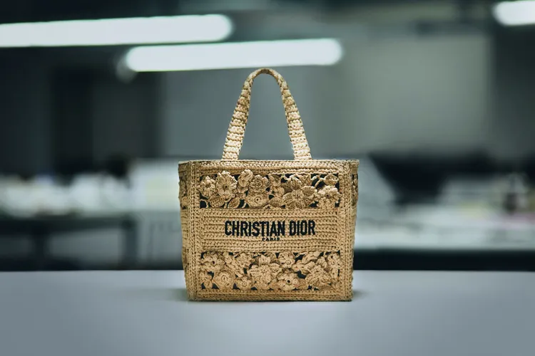 花卉刺繡拉菲草小型Book Tote托特包，6萬5000元。品牌提供