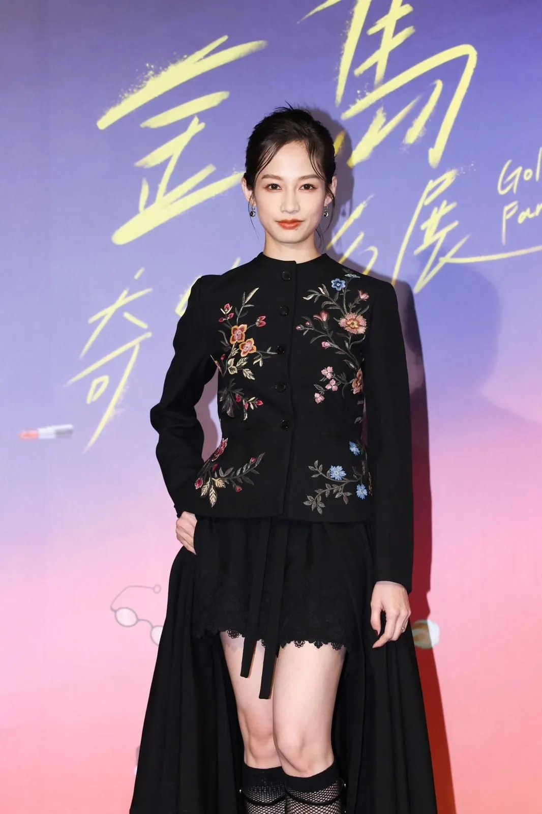 簡嫚書選穿的Dior Gardening新系列新裝,以綴飾多彩拉菲草Dior Petites Fleurs主題圖案刺繡的黑色羊毛夾克,配以黑色羊毛長裙與刺繡絲質短褲。品牌提供