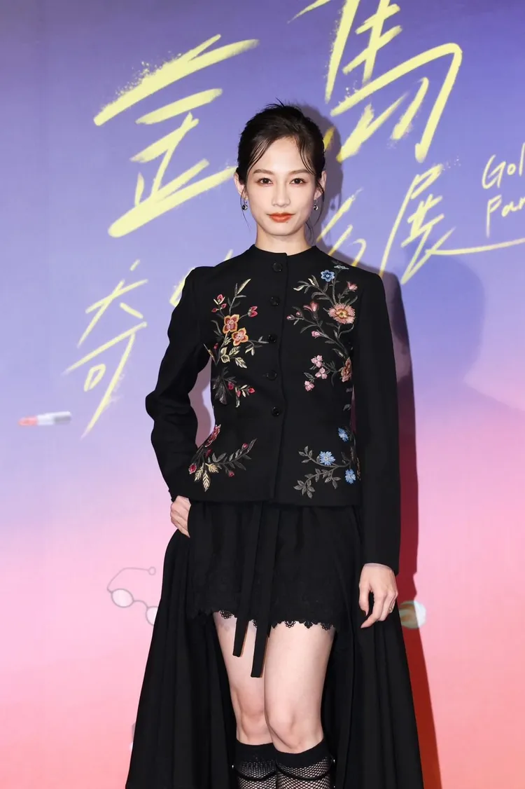 簡嫚書選穿的Dior Gardening新系列新裝，以綴飾多彩拉菲草Dior Petites Fleurs主題圖案刺繡的黑色羊毛夾克，配以黑色羊毛長裙與刺繡絲質短褲。品牌提供