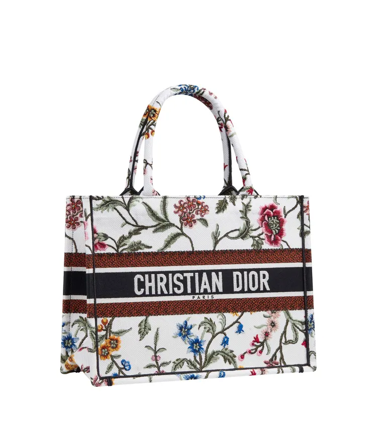 Dior Gardening花卉刺繡圖案帆布中型Book Tote托特包，10萬5000元。品牌提供