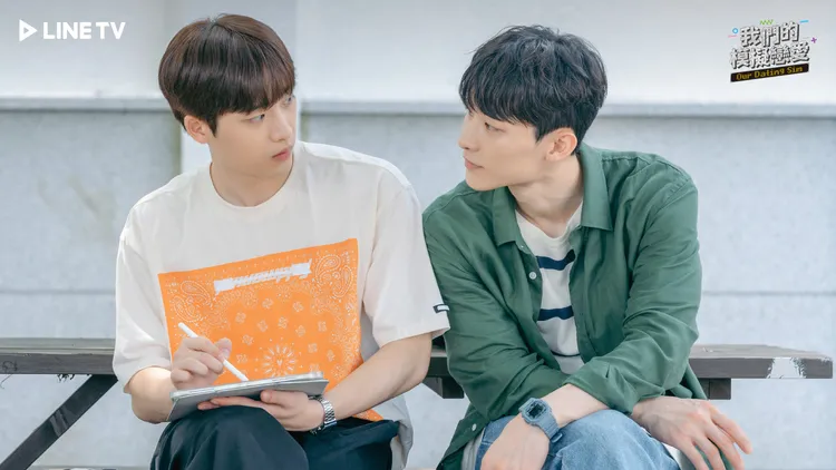李勝奎（右）、李鍾赫劇中成為同事後，重返校園。LIVE TV提供