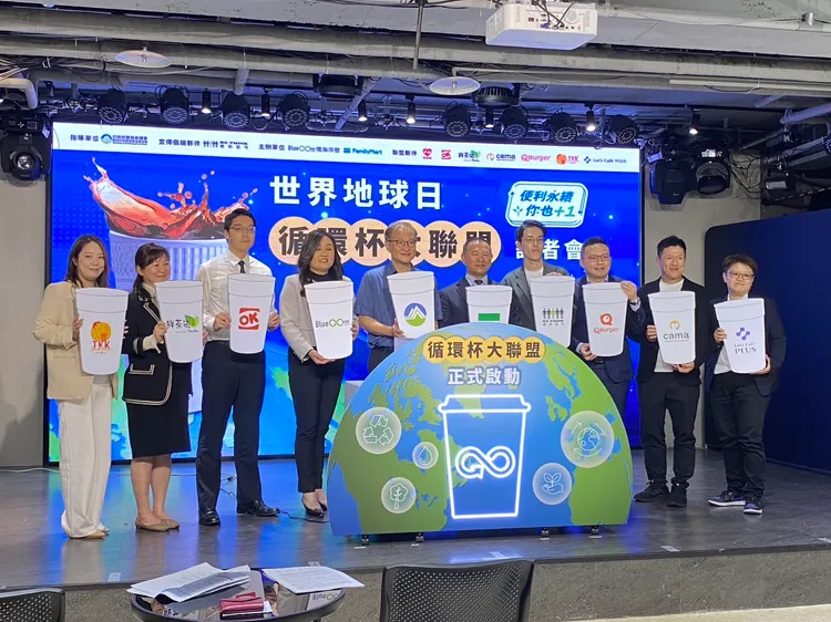 即起至6/30，8大品牌免費借還環保杯，抽5000元全家購物金。陳怡文攝