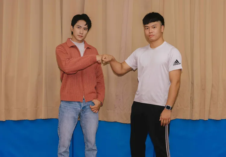 潘君侖（左）與王明亮相見歡。希望娛樂經紀國際提供