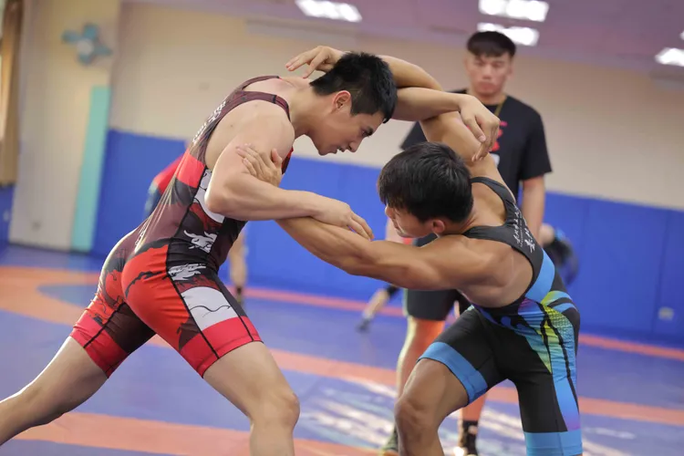 潘君侖(左)苦練角力3個月。希望娛樂經紀國際提供