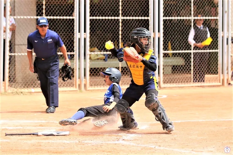 五股國中女子壘球隊表現可圈可點，在冠軍戰的延長賽中大逆轉獲勝。教育局提供