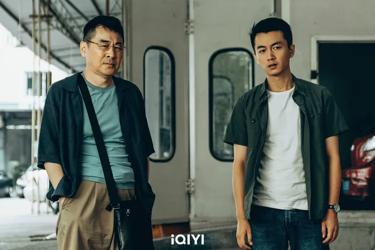 陳建斌（左）與陳曉搭檔刑警師徒。愛奇藝國際站提供