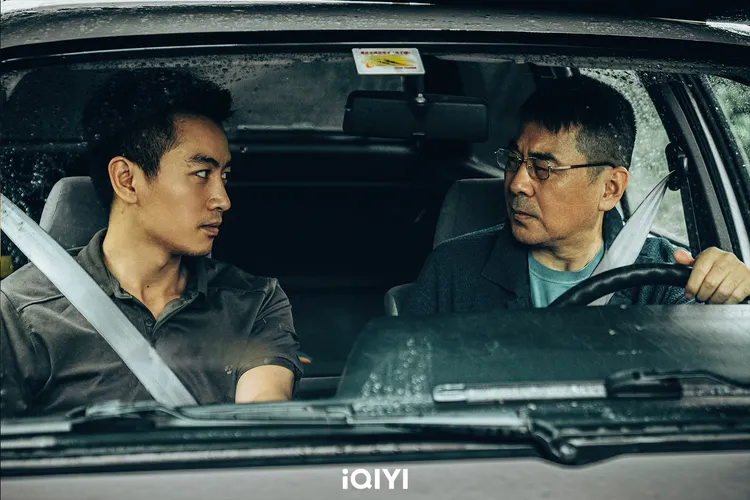 《塵封十三載》 陳建斌（右）對陳曉演技讚不絕口 。愛奇藝國際站提供