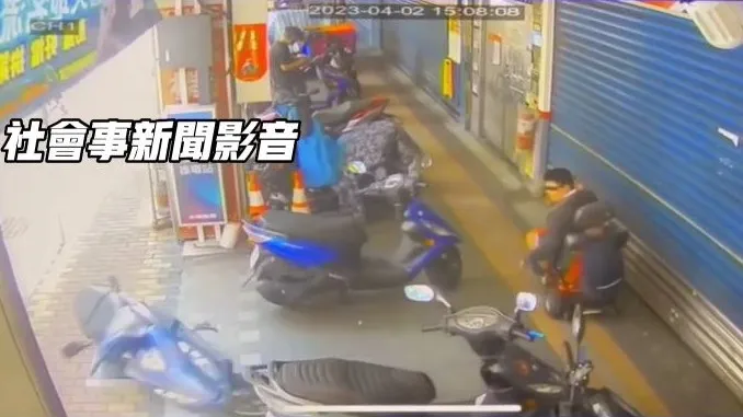 機車遭推移倒地。翻攝自社會事新聞影音