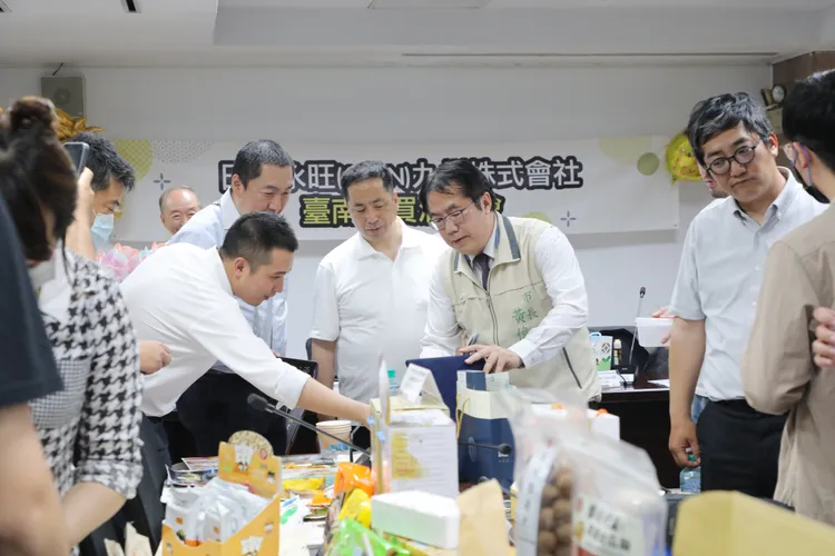 日商代表仔細觀察台南農特產加工品。市府提供