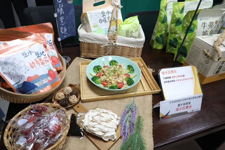 鹽水農會端出意麵、番茄等特色招牌商品。市府提供