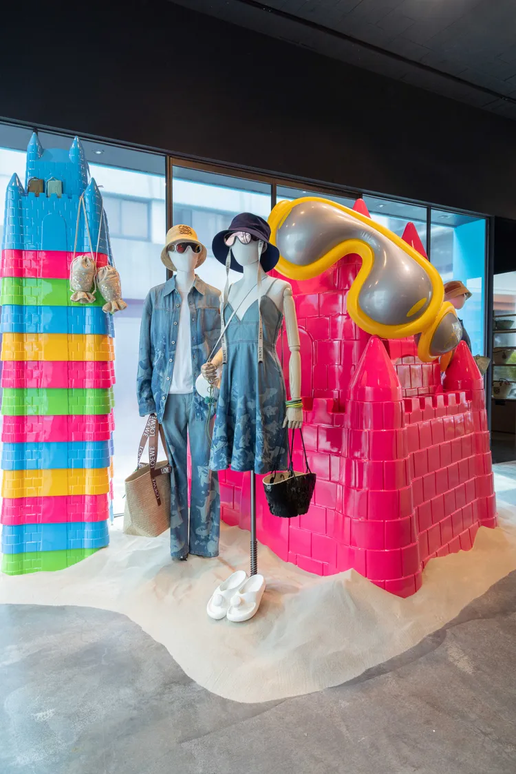 LOEWE Paula’s Ibiza系列中山快閃店內裝，引入了大量如堆沙城堡、海灘氣球等充滿海濱氛圍的裝潢元素。品牌提供