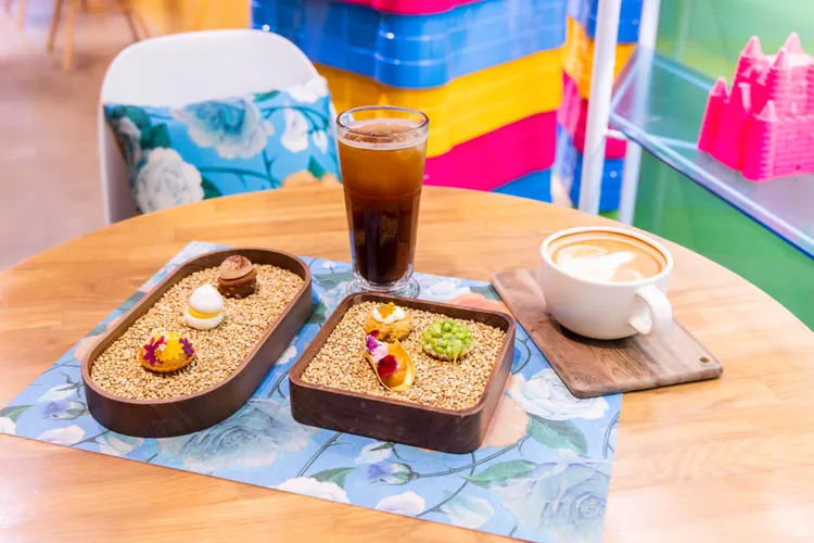 品牌於瑪黑Café合作，於快閃店中限時推出LOEWE Paula’s Ibiza期間限定Café下午茶套餐，780元。品牌提供