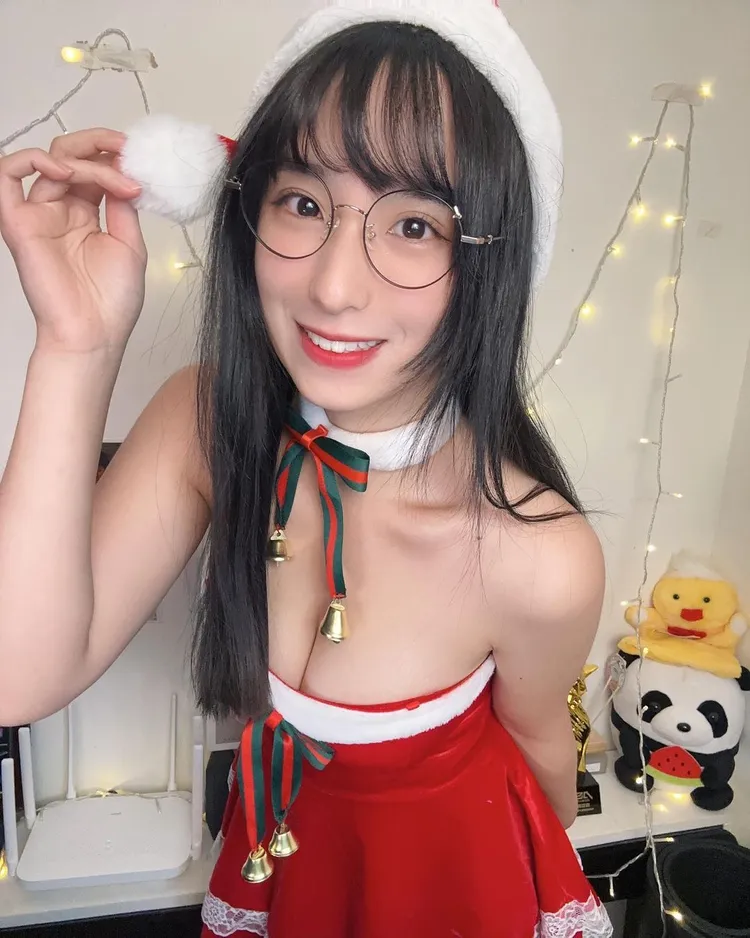 「蘋蘋澎澎」說自己個多重人格的「小直男工作狂宅宅」。