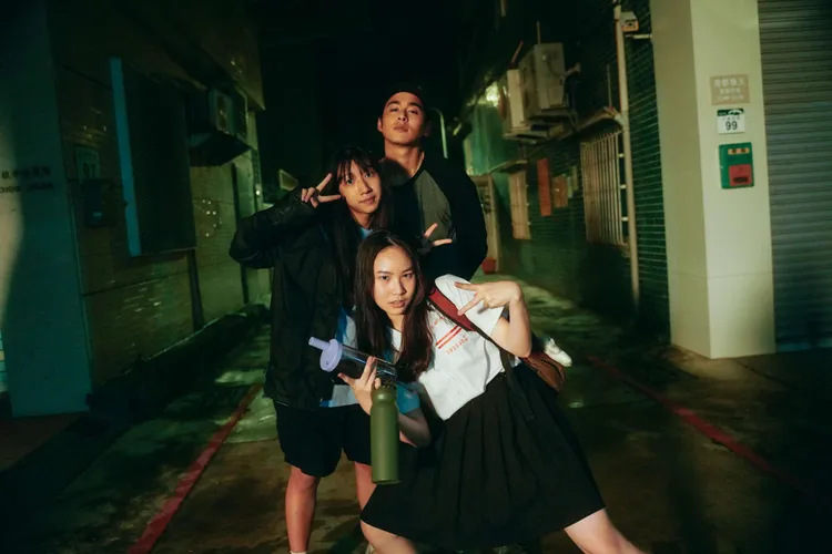 蘇韋華（後）和同片演員李芝儀（左）、王婕合照。高市電影館提供