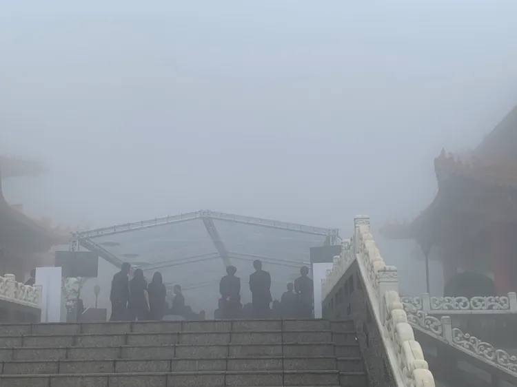 追思會現場霧茫茫一片。江孟謙攝