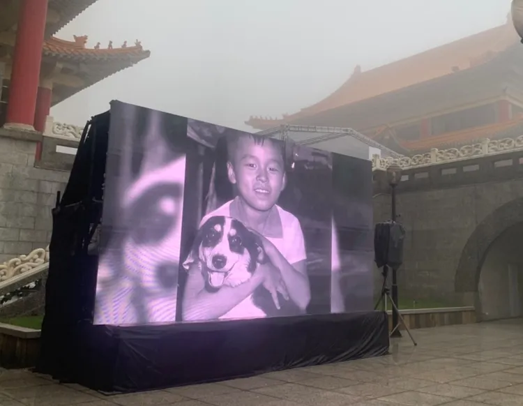 現場撥放李世聰富有紀念意義的人生照片跑馬燈。江孟謙攝