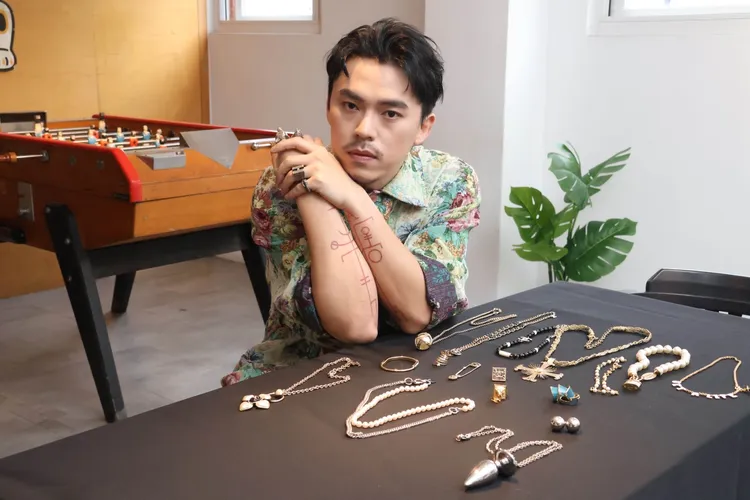 HUSH拿出收藏多年的飾品。彭欣偉攝