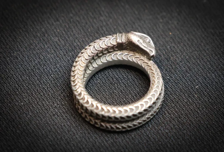 他為銜尾蛇戒寫了一首歌。彭欣偉攝