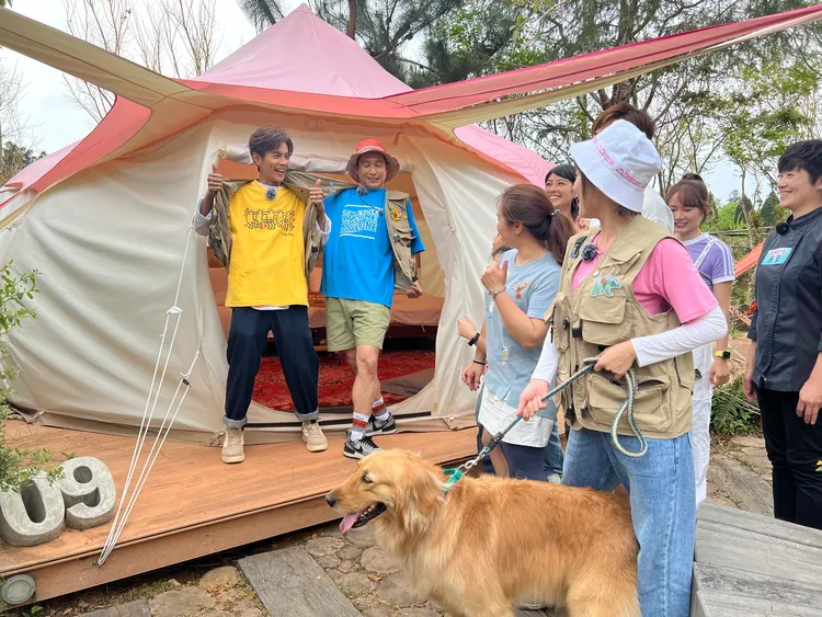 藝人們體驗懶人露營。民視提供
