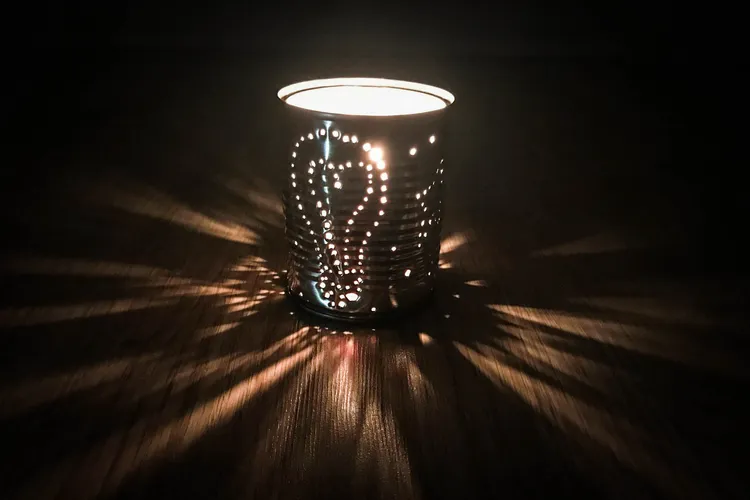 小燈泡事件不只是王婉諭心裡的痛，更勾起許多家長的擔憂。翻攝自王婉諭臉書