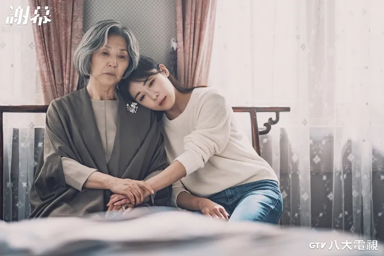 河智苑（右）在《謝幕》中因奶奶高斗心的病情惡化，令她不捨。八大電視提供