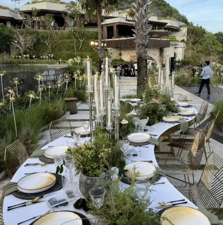 何超蓮與竇驍大喜之日前夕辦派對，享受峇里島自然風情。翻攝影視扒爺微博