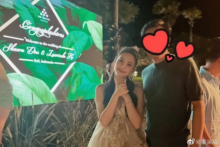 何超蓮和賓客合照。翻攝重頭戲微博