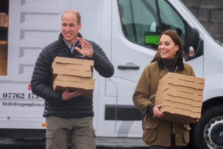 威廉和凱特27日被拍到向餐車買披薩。路透社