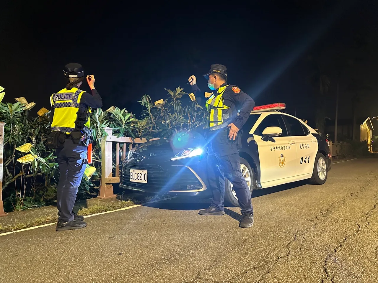 護農專案期間,警方夜間加強巡視枇杷園。警方提供