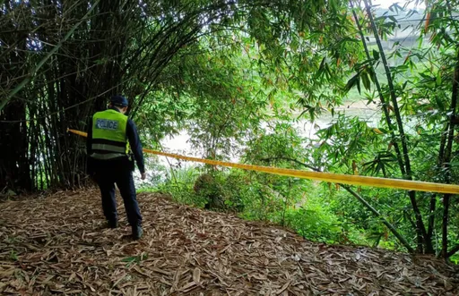 基隆溪流驚見一具浮屍 地面插著2把釣竿