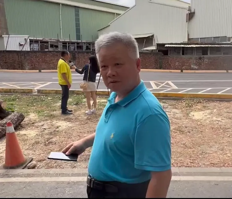 許姓阿嬤的兒子今早回公園幫受傷媽媽找被砸飛的假牙。讀者提供