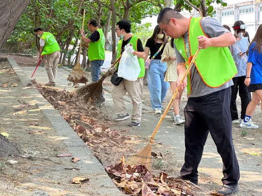 疫情解封！台南安平遊客如織也帶來髒亂　民宿業者動起來整頓環境回饋鄉里