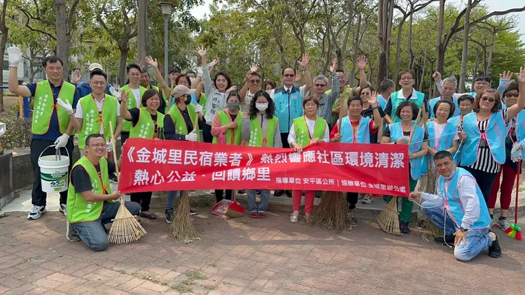民宿業者打掃環境回饋鄉里。王志弘攝