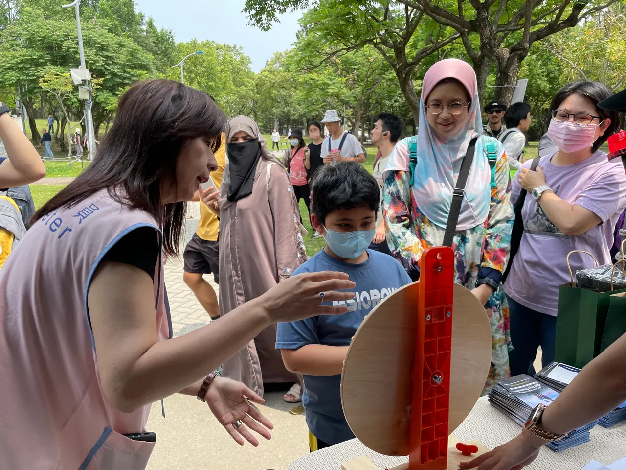 移民署邀請印尼語通譯擔任攤位問答遊戲關主,與穆斯林家庭同歡。移民署提供