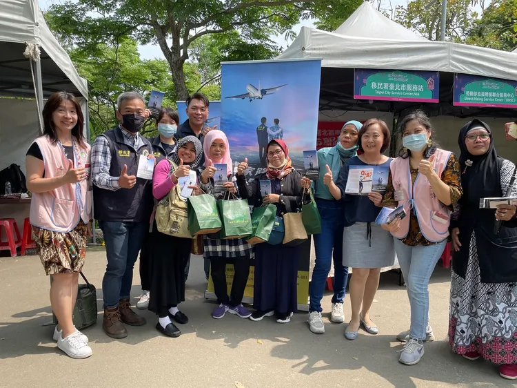 移民署臺北市專勤隊蔡培源隊長(左一)及臺北市服務站蘇慧雯主任（右三）與穆斯林們於開齋節一起同樂。移民署提供