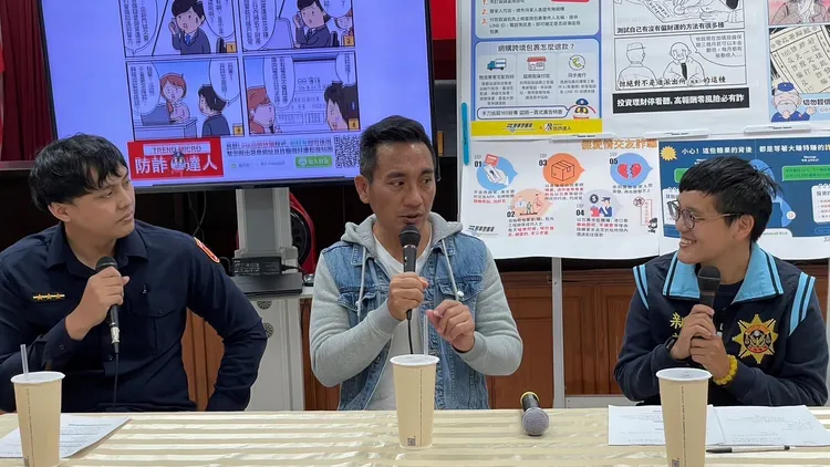 新莊警方與藝人民雄宣導反詐。新莊警分局提供