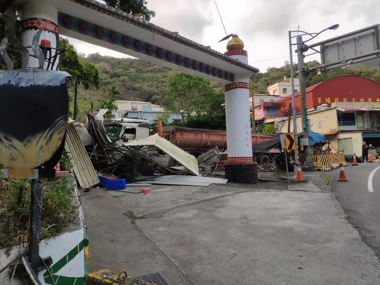 一輛砂石車疑似煞車失靈衝出路外，當場將一部停在路邊的自小客車夾成廢鐵。讀者提供