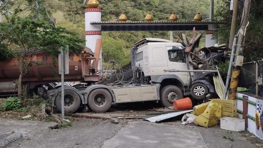 砂石車南迴公路煞車失靈撞山壁 小客車被夾成廢鐵!驚悚畫面曝光