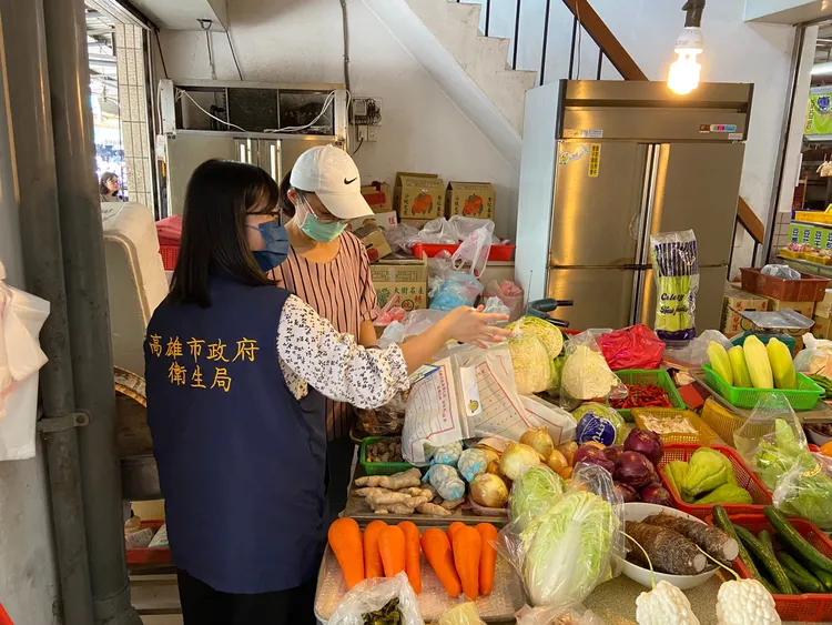 稽查人員採樣醃漬蔬菜進行抽驗。衛生局提供