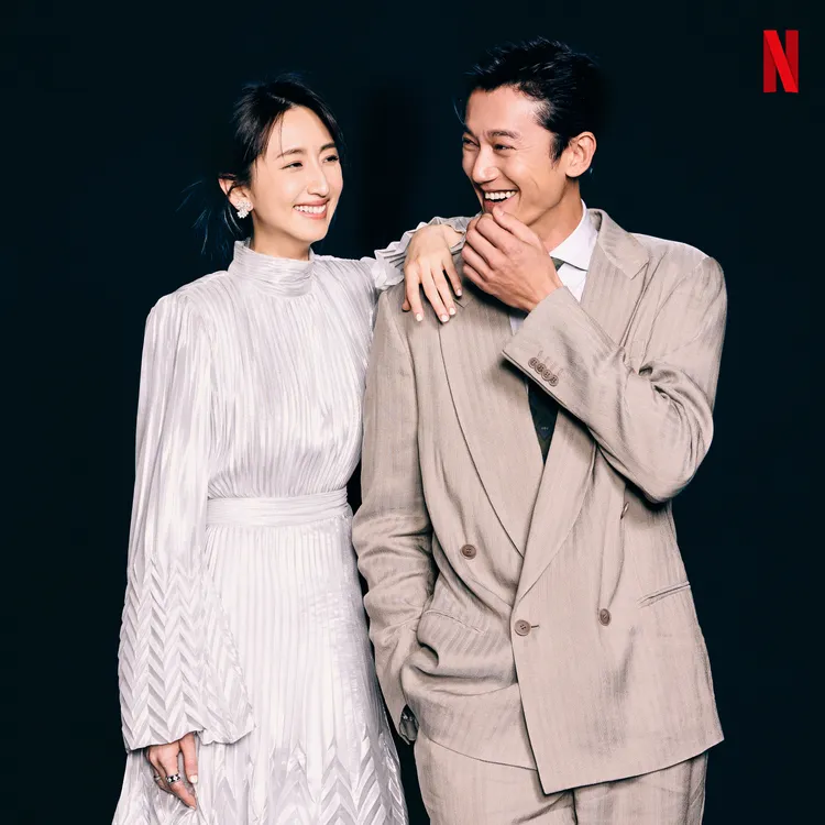 柯佳嬿（左）和吳慷仁合照很有愛。Netflix提供