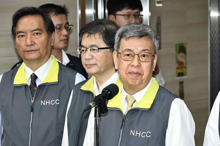 行政院長陳建仁今下午1時55分赴指揮中心聽取報告。施昂強攝