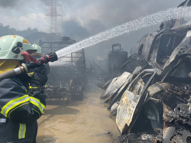 高雄市大社區翠屏路一處廢棄汽車處理廠今日12時許發生火警。翻攝畫面