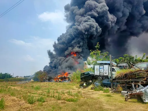 高雄大社廢棄車輛大火 濃煙沖天!業者堆置場未申請慘了