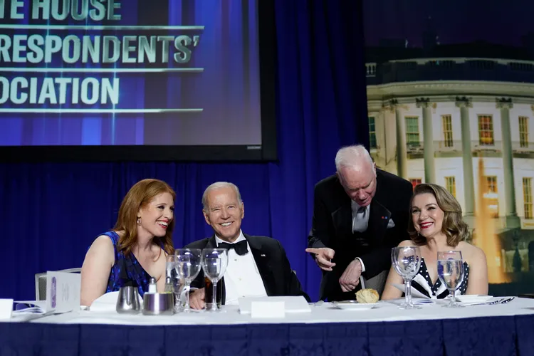 美國總統被挖苦是慣例，拜登與賓客一起開懷大笑。美聯社